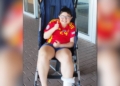 Daniel Esteve regala nueva silla de ruedas a Héctor, un niño con enfermedad de Duchenne