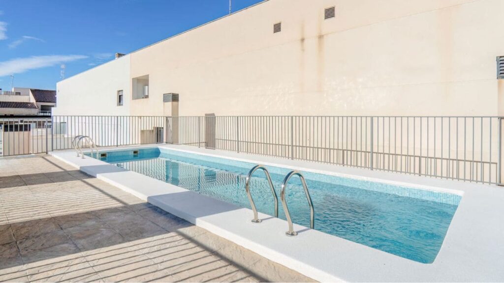 Buscan comprador para este piso con piscina por tan solo 54.000 euros