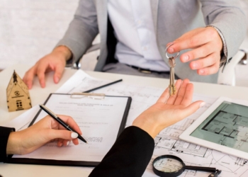 Vender una casa y que una de las partes sea una persona con discapacidad: ¿qué hay que tener en cuenta? - Freepik