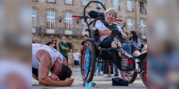 Eric completa el Camino de Santiago empujando a su madre en silla de ruedas lucha esclerosis multiple