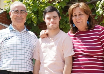 Ruben, joven con síndrome de Down junto a su familia