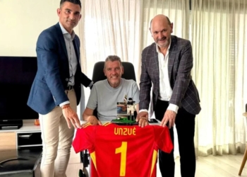 La RFEF distingue a Juan Carlos Unzué con el premio 'Banquillo de Platino'