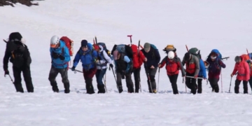 Montañeros con discapacidad coronan el 'Pico de Julio Verne'
