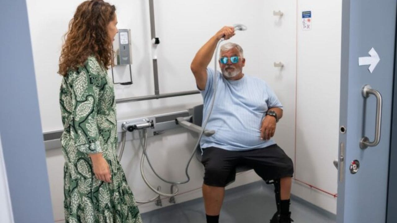 Nuevo vestuario inclusivo para personas con discapacidad en la playa de la Barceloneta