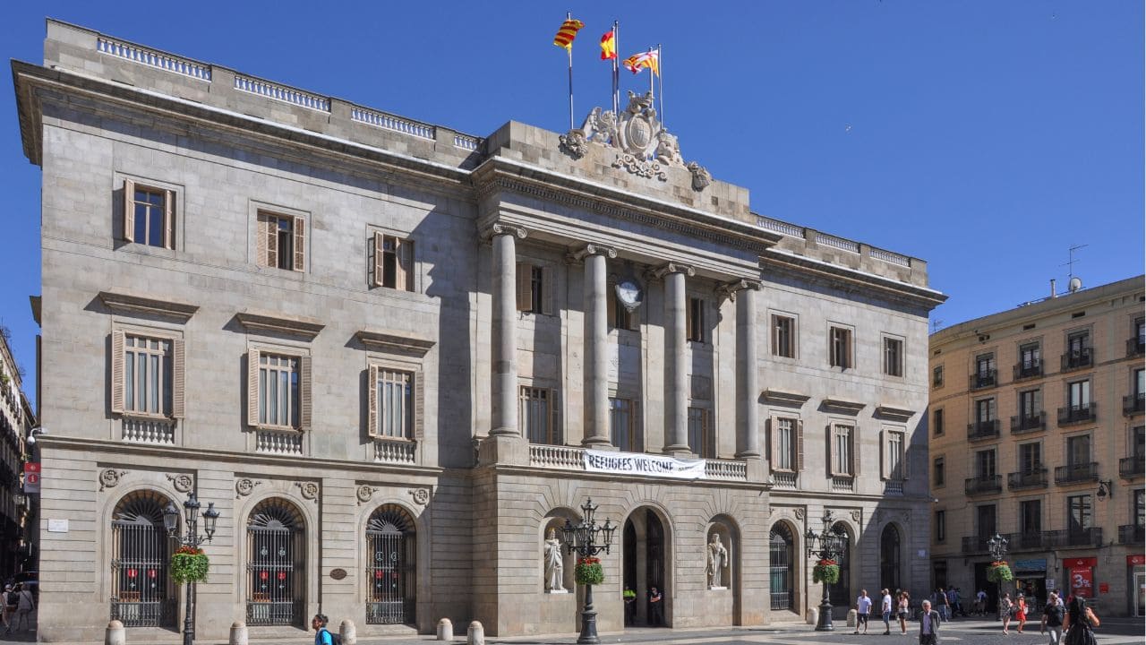 El Ayuntamiento de Barcelona de color rojo por el Día Internacional de la Sordoceguera