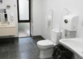 El Ayuntamiento de Córdoba adaptará los aseos de 7 Centros Cívicos para personas con movilidad reducida y/o con ostomías