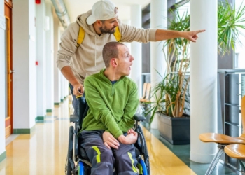 Persona con ELA en silla de ruedas