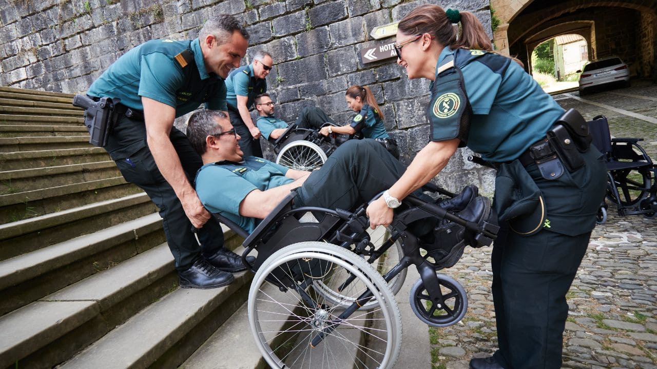 La Guardia Civil se pone en la piel de los peregrinos con discapacidad en el Camino de Santiago