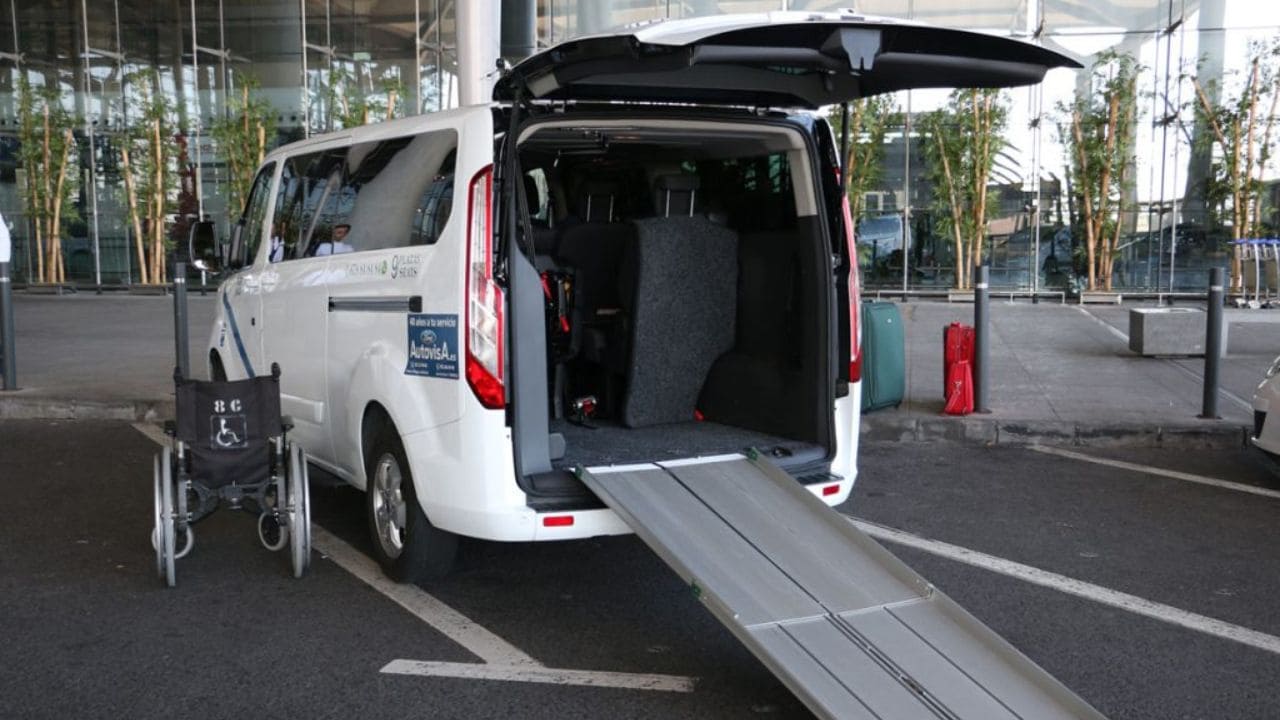 Málaga trabaja para mejorar el servicio del taxi accesible para personas con discapacidad