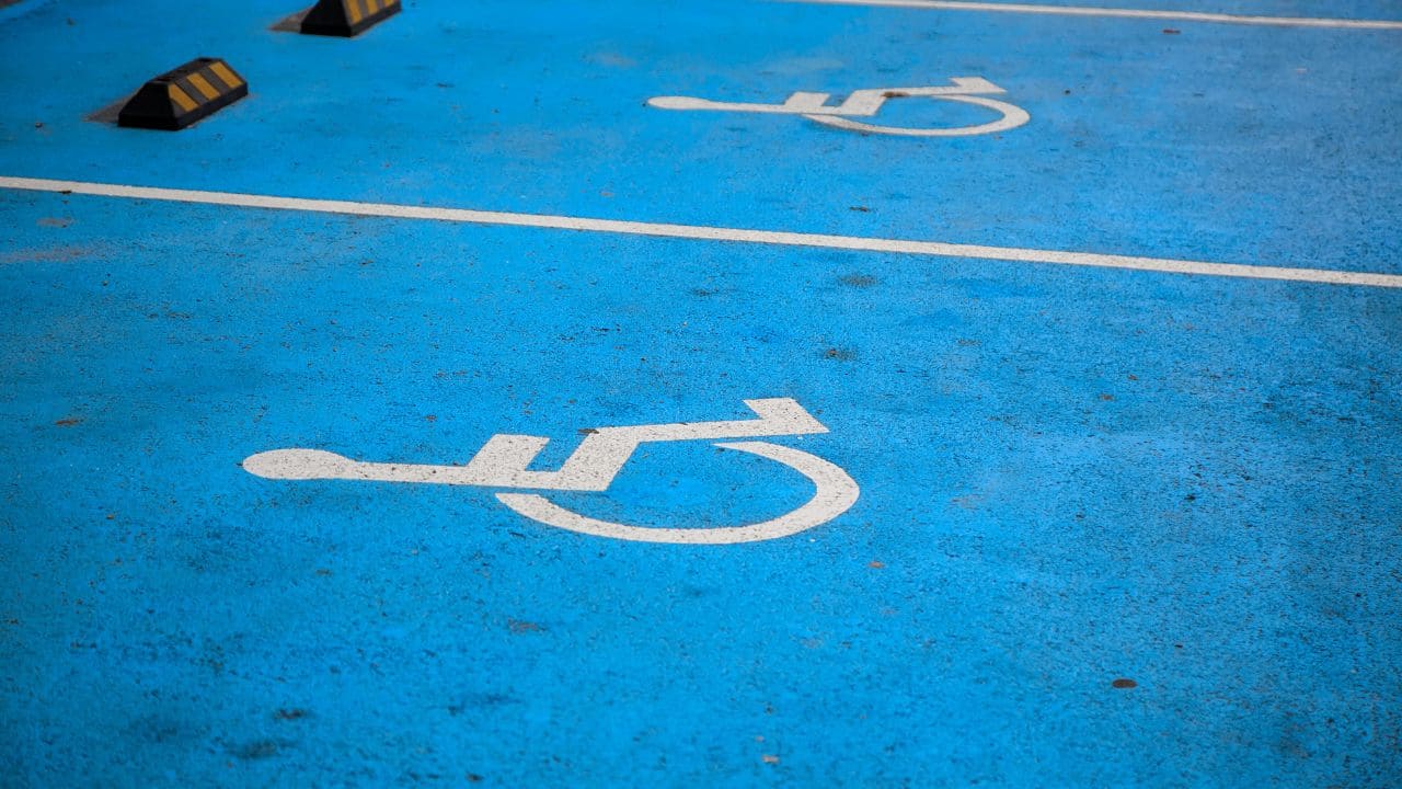 El CERMI ha pedido al Congreso que aparcar sin permiso en una plaza reservada para PMR suponga una pérdida de puntos en el permiso de conducir