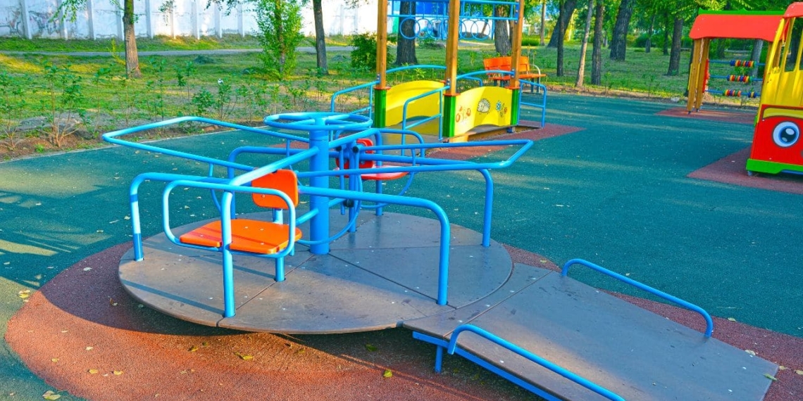 Sevilla crea un servicio pionero de renovación de sus parques infantiles con juegos inclusivos y accesibles