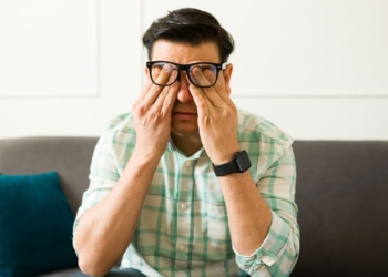 Hombre triste por no obtener una incapacidad permanente
