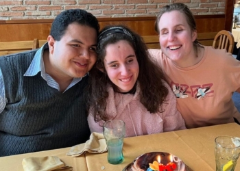 Lucía Álvarez, ciega de nacimiento, celebrando su cumpleaños