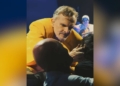 Gesto de Miguel Bosé con una niña con discapacidad durante un concierto