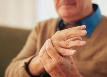 Un hombre con Parkinson recupera su autonomía tras una compleja cirugía