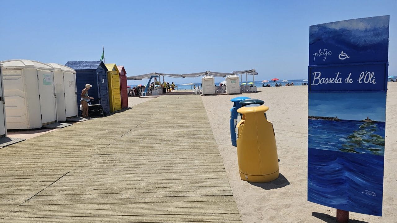 Villajoyosa instala nuevas pasarelas accesibles en la zona de baño de playa centro