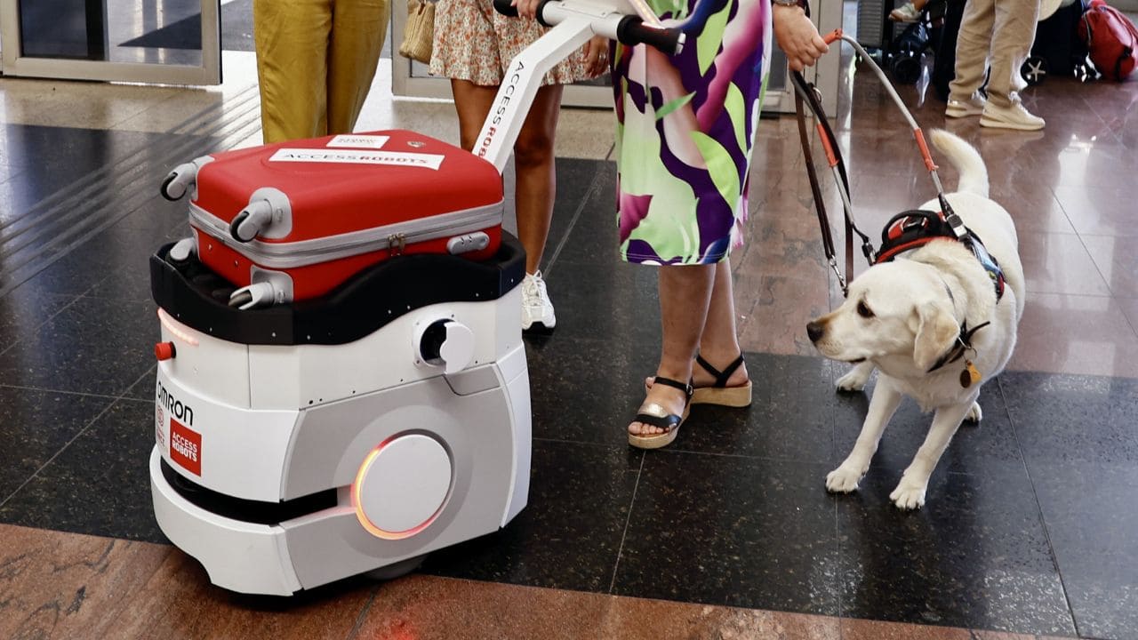 AccessRobots, el robot de asistencia para viajeros con discapacidad, está en Málaga