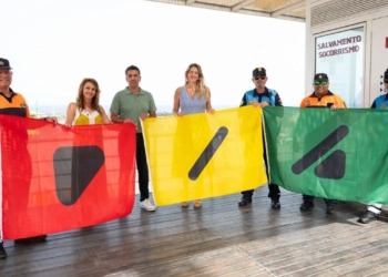 Adeje ya cuenta con nuevas banderas inclusivas en sus playas para personas con daltonismo