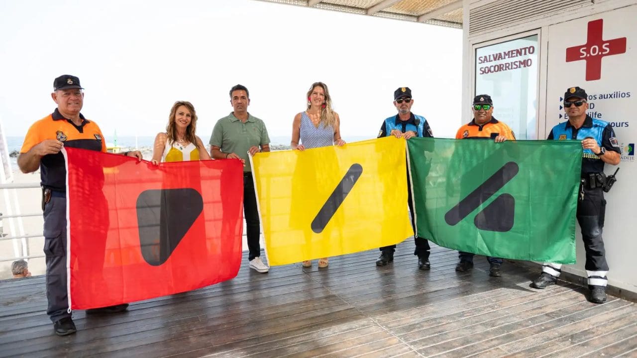Adeje ya cuenta con nuevas banderas inclusivas en sus playas para personas con daltonismo