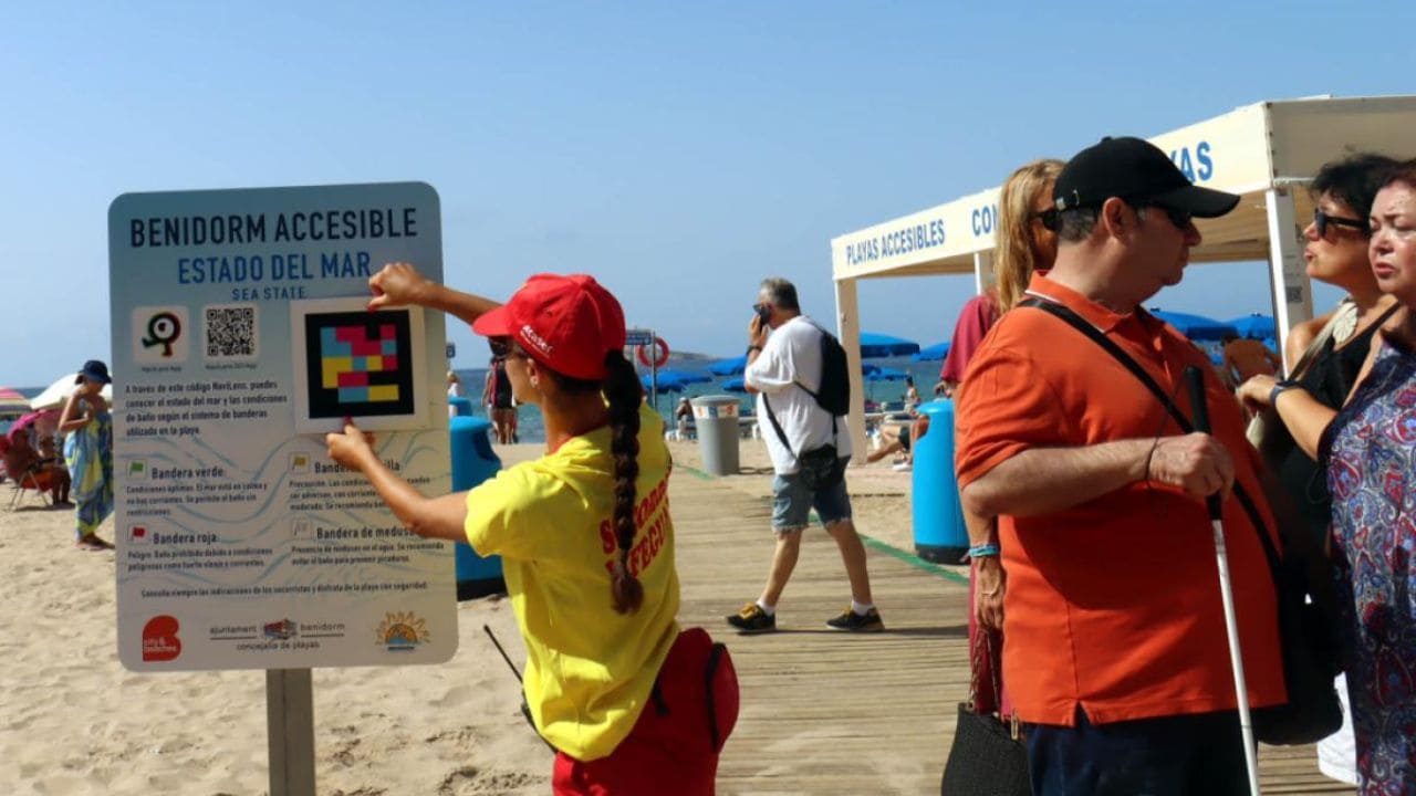 Benidorm incorpora a sus playas códigos NaviLens para informar del mar a las personas con discapacidad