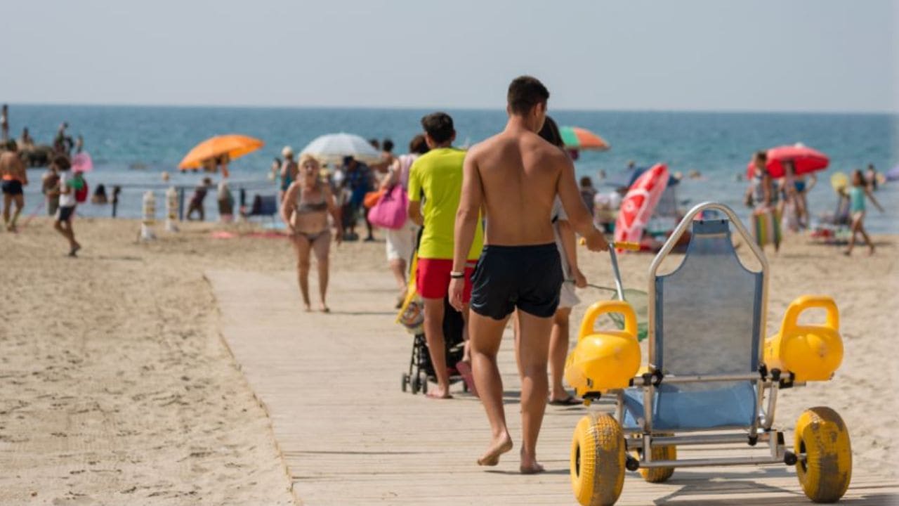 COCEMFE pide más trabajadores para los puntos accesibles de las playas de Alicante