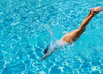 'Con cabeza si, de cabeza no', la campaña para evitar las lesiones medulares por zambullidas