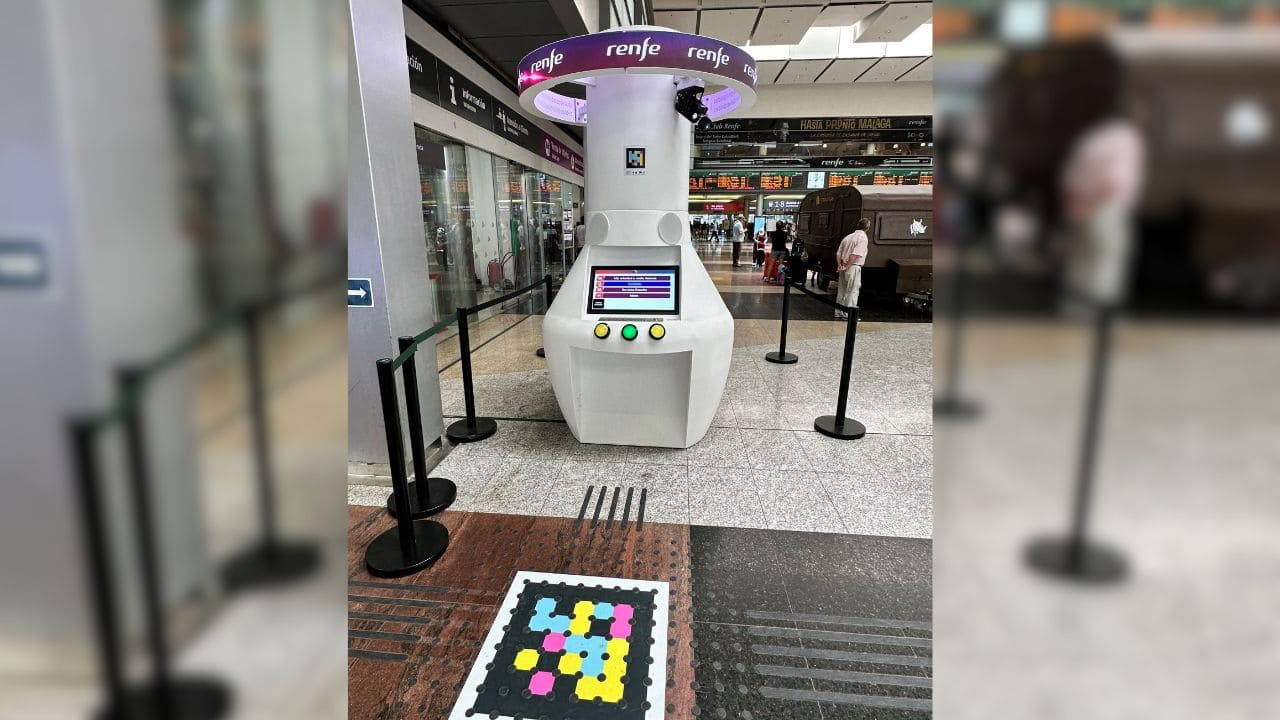 Málaga cuenta con un punto de apoyo accesible para personas con discapacidad visual de NaviLens