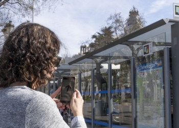 Granada instala NaviLens en 300 paradas de autobús para personas con discapacidad