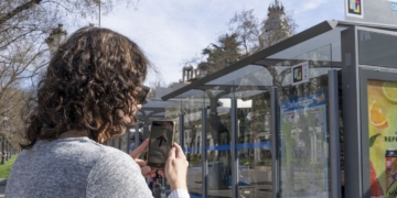 Granada instala NaviLens en 300 paradas de autobús para personas con discapacidad