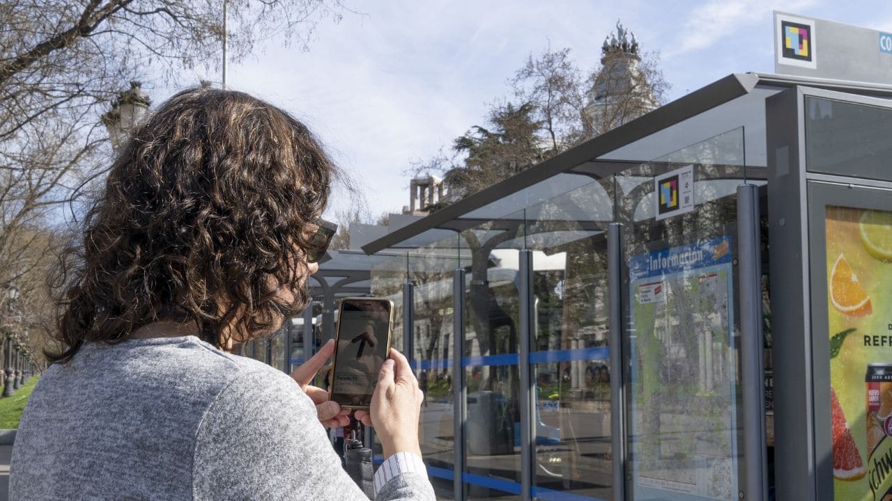 Granada instala NaviLens en 300 paradas de autobús para personas con discapacidad