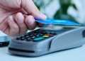 La ONCE ofrece 3 soluciones para mejorar el pago en las compras de las personas con discapacidad visual
