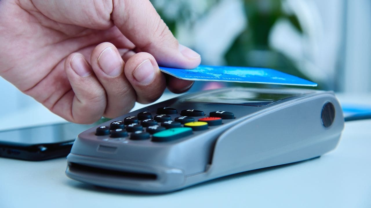 La ONCE ofrece 3 soluciones para mejorar el pago en las compras de las personas con discapacidad visual