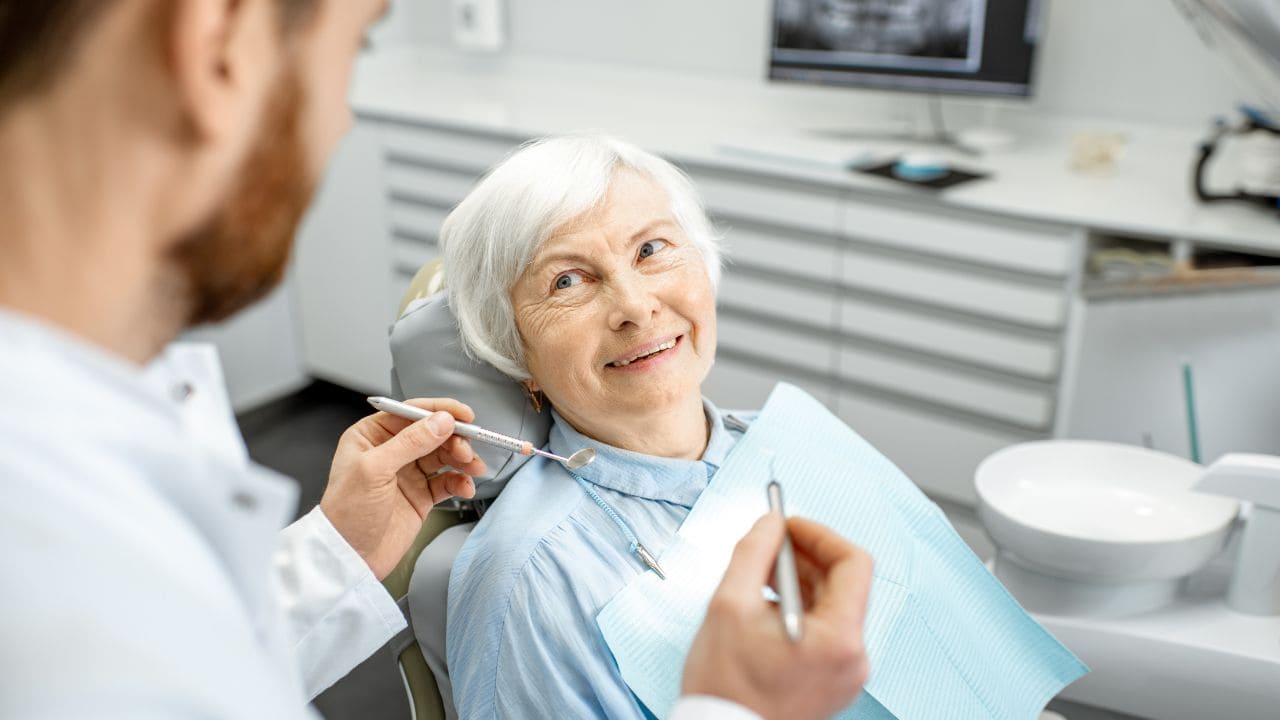 Sanidad incluye a las personas mayores de 65 años en la cartera bucodental
