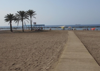 La playa de El Palmeral, única reconocida en toda Almería con el distintivo de Accesibilidad Universal
