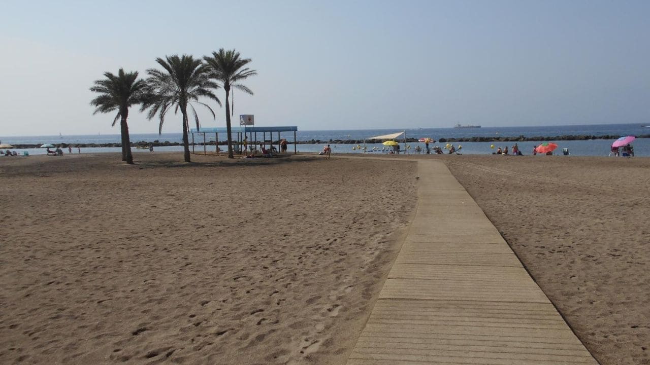 La playa de El Palmeral, única reconocida en toda Almería con el distintivo de Accesibilidad Universal