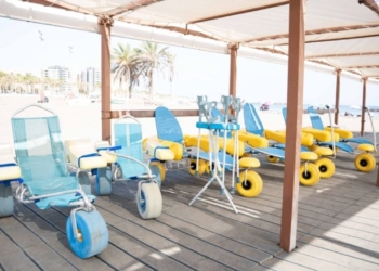 La Playa de El Palmeral en Almería estrena un servicio de atención a personas con discapacidad