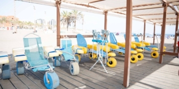 La Playa de El Palmeral en Almería estrena un servicio de atención a personas con discapacidad