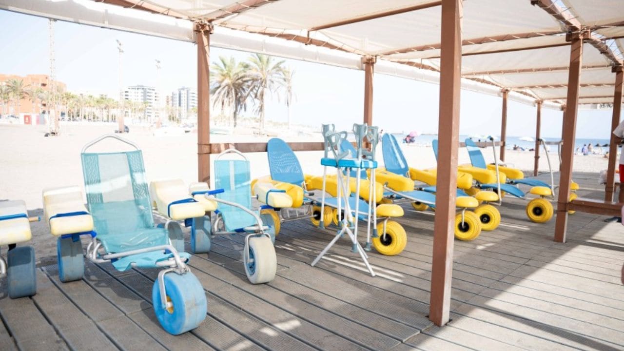 La Playa de El Palmeral en Almería estrena un servicio de atención a personas con discapacidad