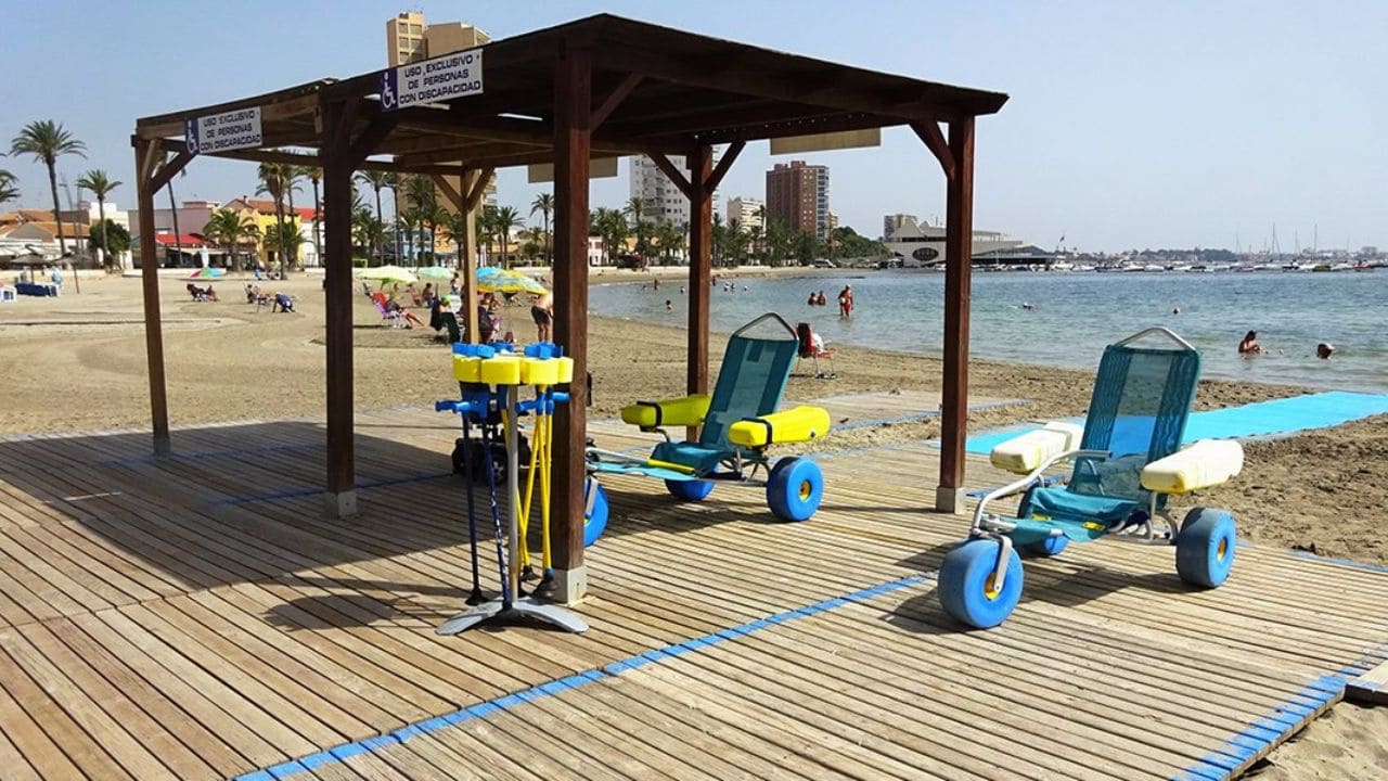 Las playas de Murcia mejoran en materia de accesibilidad en 2025
