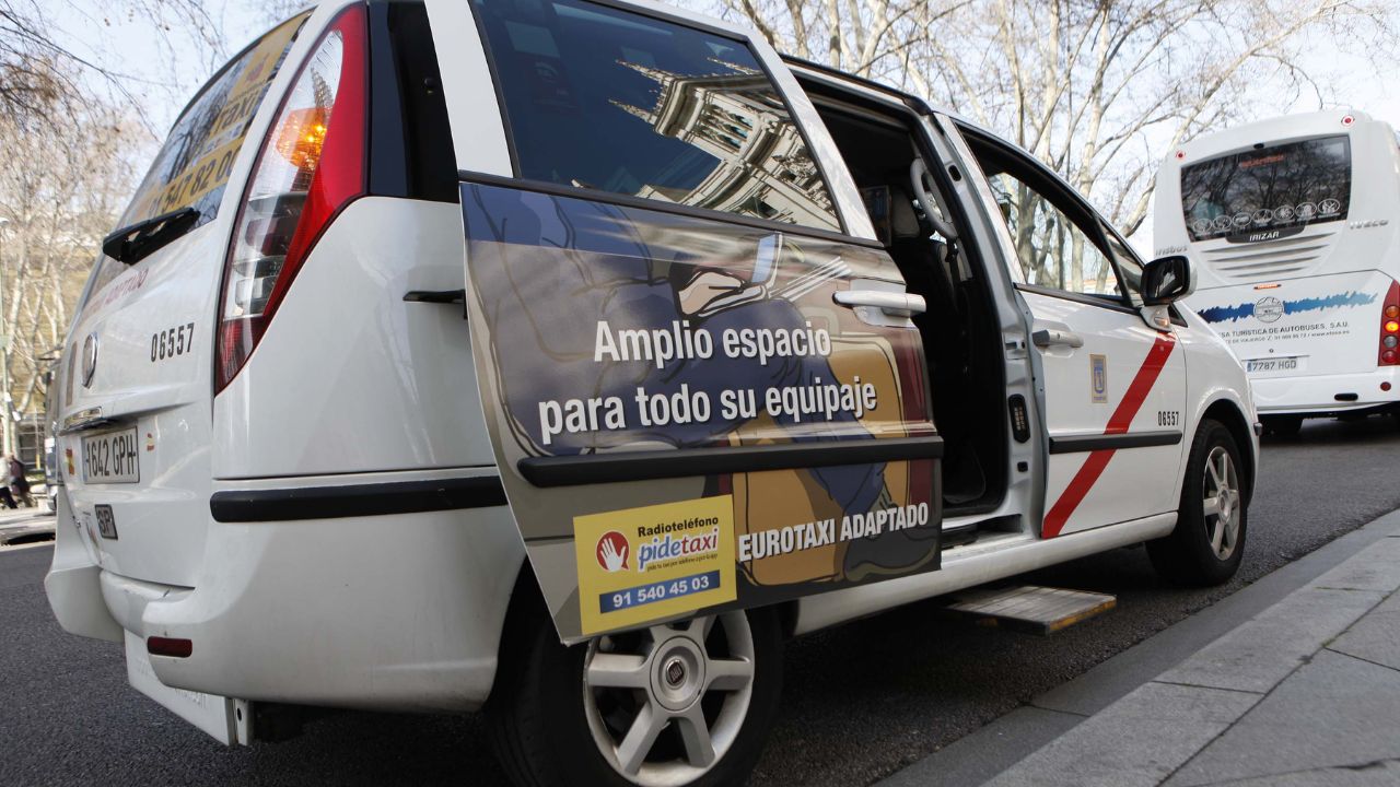 El Ayuntamiento de Madrid da luz verde para duplicar los taxis adaptados para personas con movilidad reducida