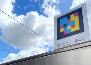 Vitoria instala la tecnología NaviLens para mejorar la accesibilidad al transporte público