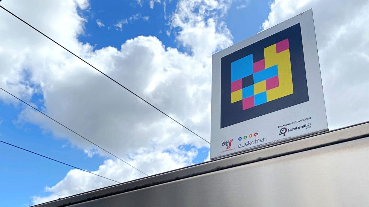 Vitoria instala la tecnología NaviLens para mejorar la accesibilidad al transporte público