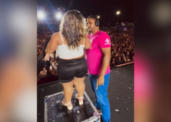 El cantante Nattan expone a una mujer con acondroplasia en uno de sus conciertos