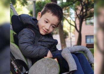 Adrián, niño con distrofia neuroaxonal infantil
