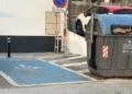Conductor incívico aparcar su coche en una plaza de aparcamiento PMR