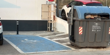 Conductor incívico aparcar su coche en una plaza de aparcamiento PMR