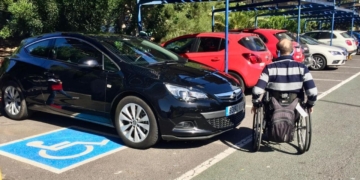 Vehículo adaptado en una plaza PMR / Imagen de archivo