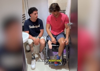 Dos atletas con discapacidad muestran las dificultades para acceder a la ducha de un baño no adaptado