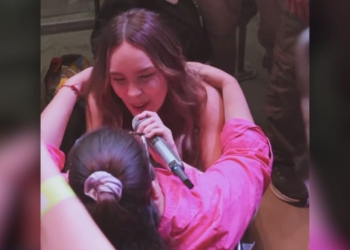 Belinda canta a una niña con discapacidad durante uno de sus conciertos