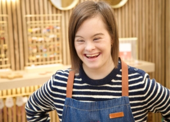 Carmela, la joven con Síndrome de Down que ha creado su propia marca de joyas